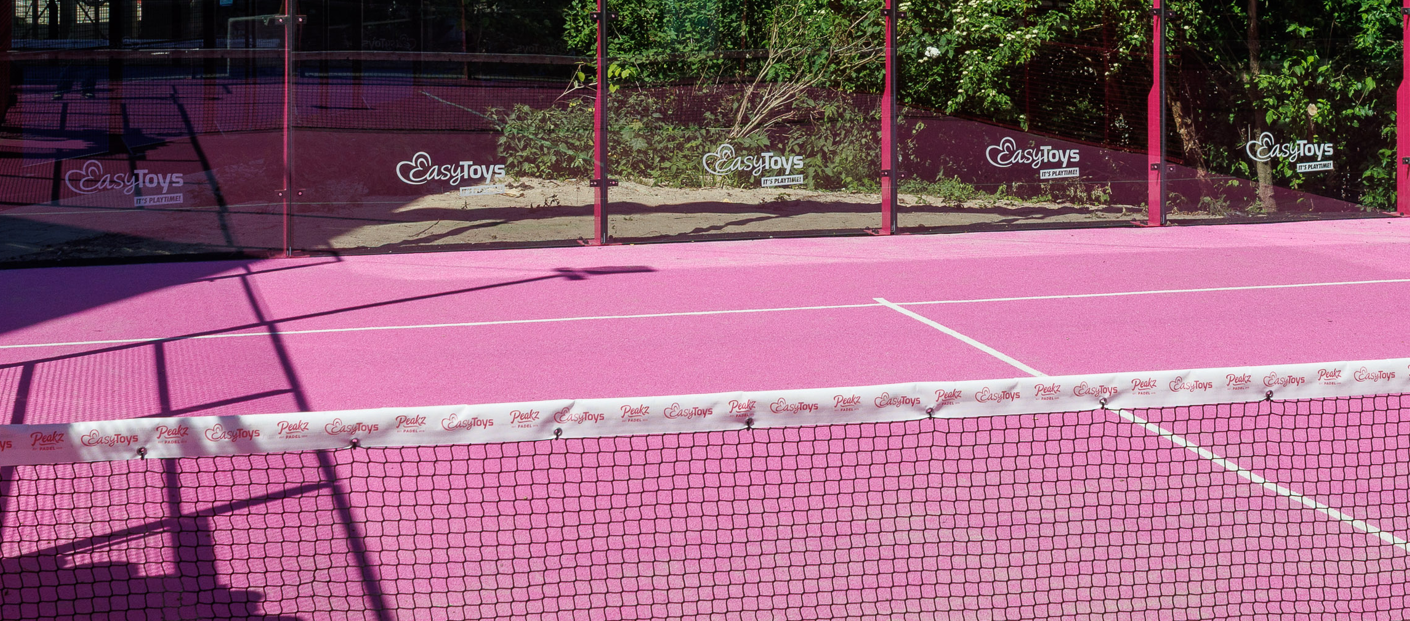 Glasbranding en sponsorstickers op een padelbaan van Padel Branding