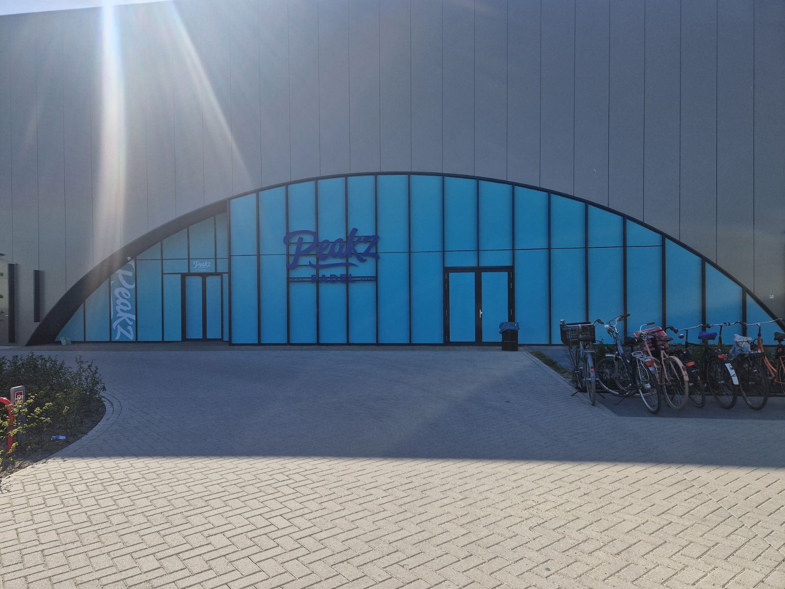 Peakz Padel entree met gevelbranding en signage